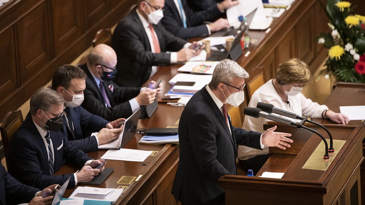 Sněmovna schválila dočasně snížení spotřební daně na naftu a benzin